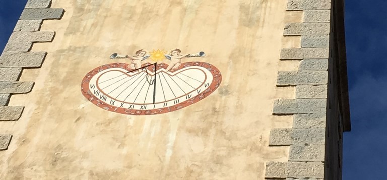 image contient anges de besse sur horloge